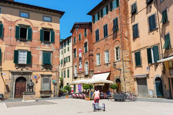 Plaza de la ciudad en Lucca, Toscana, Italia —  Fotos de Stock