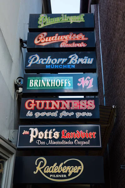 Hospoda s neonovými nápisy několik pivních etiket v Muenster, Německo — Stock fotografie