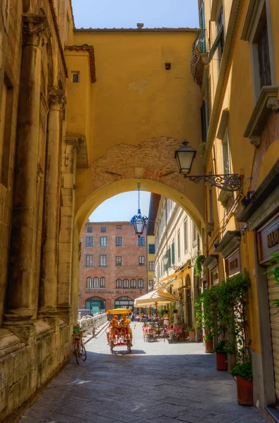 Archway with unidentified people in Lucca, Tuscany, Italy — Stock Photo, Image