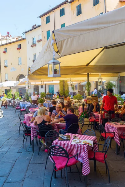 Ресторан на площади Пьяцца дель Анфитеатро в Лукке, Италия — стоковое фото