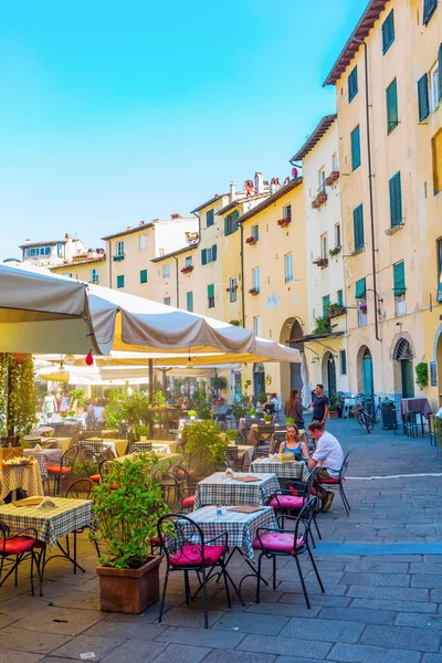 Ресторан на площади Пьяцца дель Анфитеатро в Лукке, Италия — стоковое фото