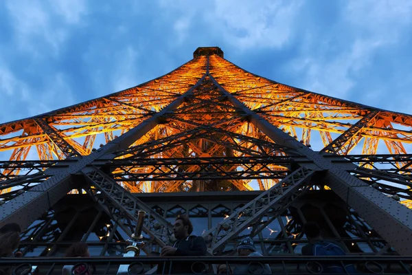 Bir ışıklı Eyfel Kulesi Paris, Fransa'da platformlar üzerinden aramak — Stok fotoğraf