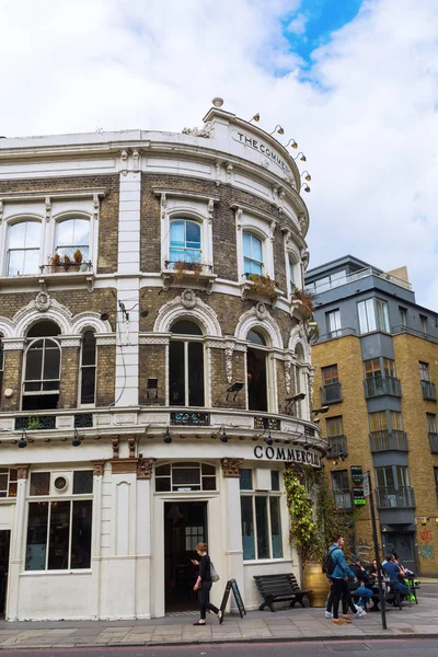 Pub op Commercial Street in Tower Hamlets, Londen — Stockfoto