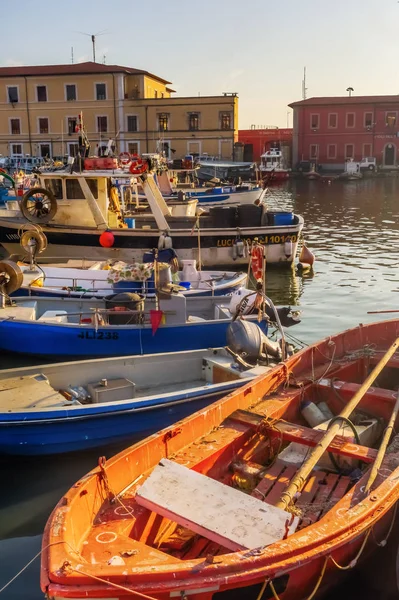 Plachetnice v přístavu přístavu Livorno, Itálie — Stock fotografie