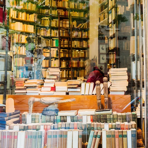 Hombre está sentado en una librería de antigüedades en París, Francia — Foto de Stock