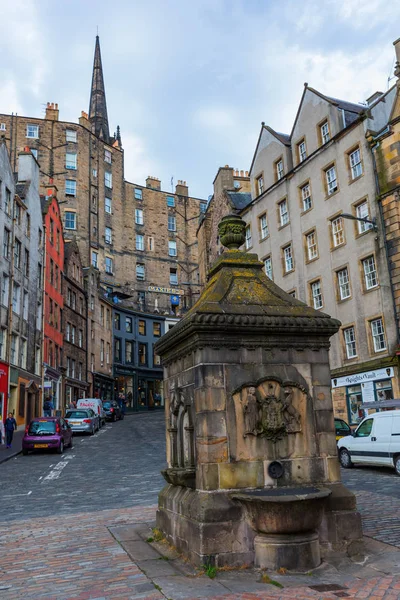 Старый город с улицей Виктория в Эдинбурге, Шотландия — стоковое фото