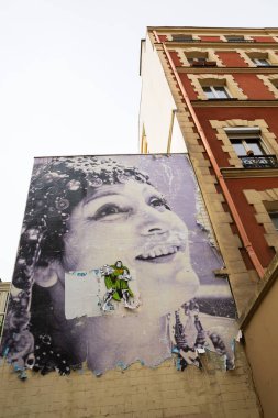 Eski sinema posteri Belleville, Paris ile eski bina