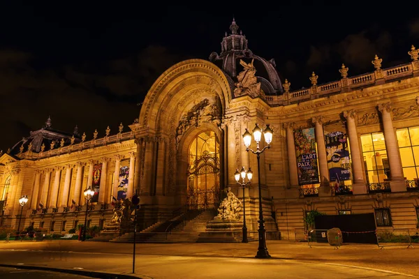 Petit Palais in Parijs bij nacht — Stockfoto