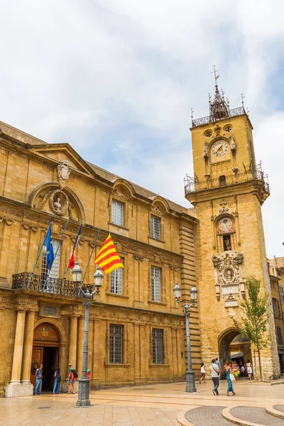 Storico municipio e torre dell'orologio ad Aix-en-Provence, Francia — Foto Stock