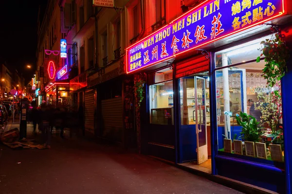 Scène de rue à Belleville, Paris, la nuit — Photo