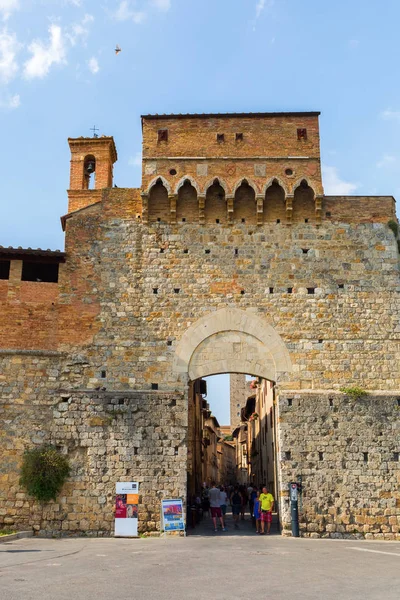 Puerta en la muralla de San Gimignano, Toscana, Italia — Foto de Stock