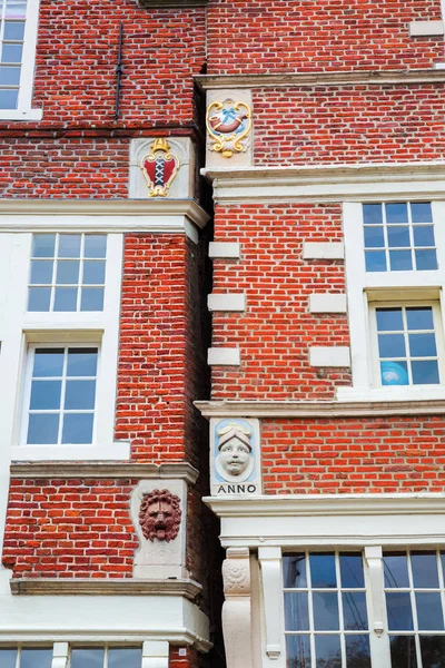 Cristas históricas em edifícios antigos em Hoorn, Países Baixos — Fotografia de Stock