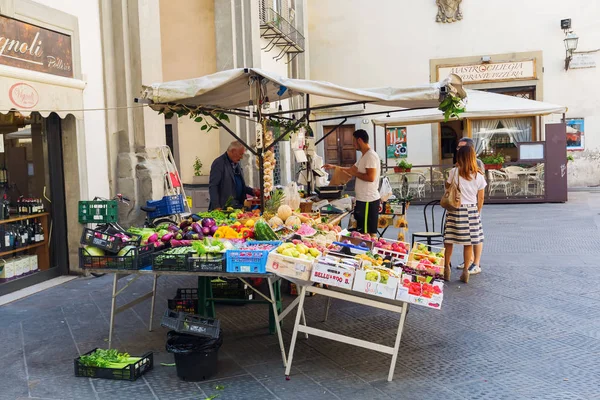 Market stall na cidade velha de Florença, Itália — Fotografia de Stock