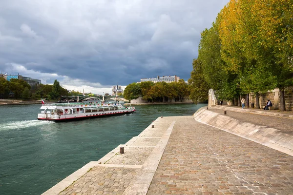 Ile de la şehir Paris, Fransa için Ile Saint Louis'den görüntüleyin. Onlar doğal Adaları Seine içinde kalan 2 vardır. Onun merkezi Paris ve nerede ortaçağ şehir refounded — Stok fotoğraf