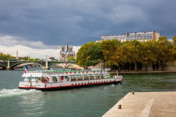 Vue de l'Ile Saint Louis à l'Ile de la City à Paris, France. Ce sont les 2 îles naturelles restantes de la Seine. Son le centre de Paris et où la ville médiévale a été refondée — Photo