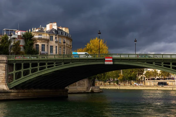 Vista desde Ile Saint Louis a Ile de la City en París, Francia. Son las 2 islas naturales restantes en el Sena. Su el centro de París y donde la ciudad medieval fue refundada —  Fotos de Stock