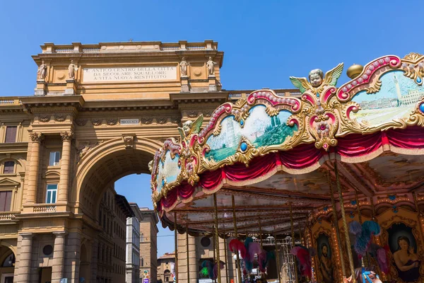 Piazza della Repubblica med antika karusell i Florens, Italien — Stockfoto