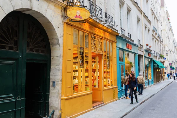 Estrada na Ile Saint Louis em Paris, França — Fotografia de Stock