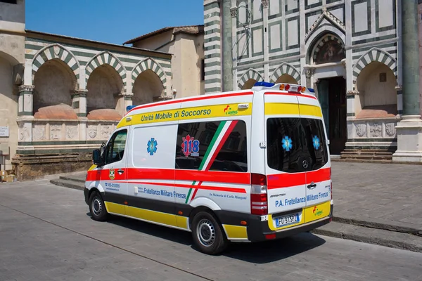 Van ambulância em frente a uma igreja histórica em Florença — Fotografia de Stock