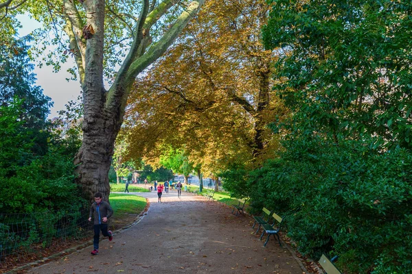 La gente está corriendo en el Parque Buttes-Chaumont en París, Francia — Foto de Stock