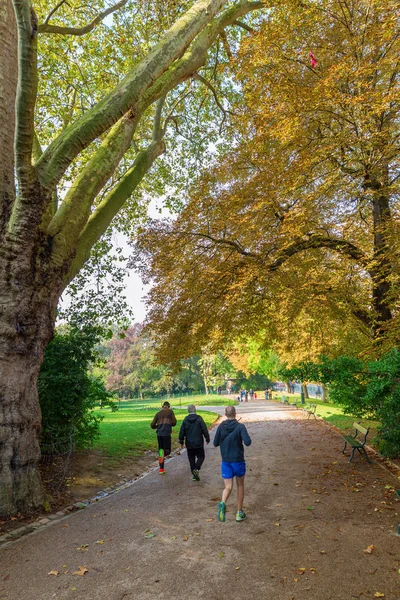 People are jogging in the Park Buttes-Chaumont in Paris, France — Stock Photo, Image