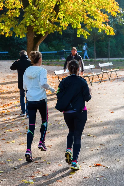 Emberek kocogás, a Park Buttes-Chaumont, Párizs, Franciaország — Stock Fotó