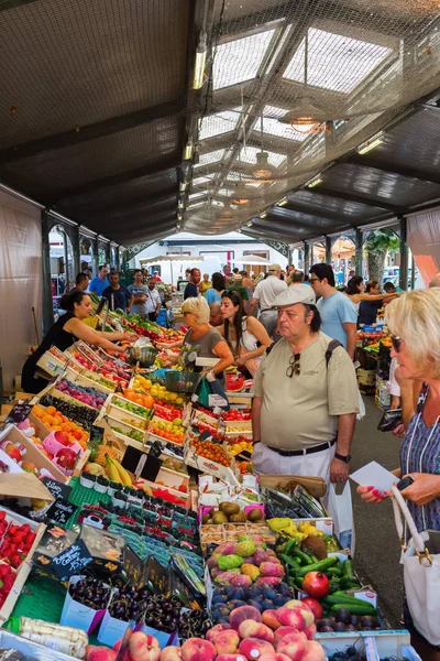 Provençaalse markt in Cannes, Côte d'Azur, Frankrijk — Stockfoto