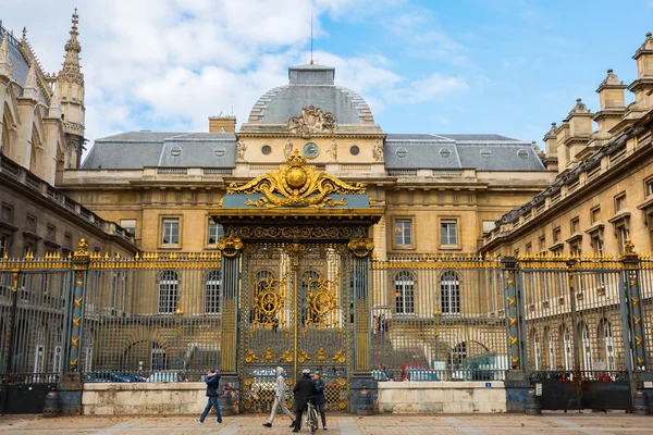 Palais de Justice sobre o Ile de la Cite em Paris — Fotografia de Stock