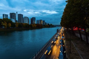 Paris, Fransa, Seine Nehri boyunca geceleri görüntülemek