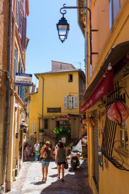 Cannes, Fransa - 05 Ağustos 2016: yol Cannes eski şehir kimliği belirsiz kişi ile. Cannes'da French Riviera, zengin ve ünlü, ile dernek için bilinen ve Cannes Film Festiv