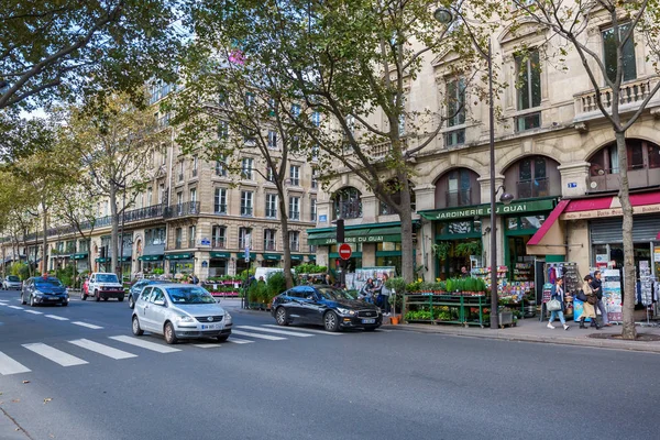 Vista de la calle en el Quai de la Megisserie en París, Francia — Foto de Stock