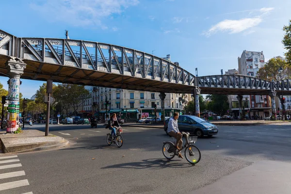 Metro elevado en Avenue Jean Jaures en París, Francia — Foto de Stock