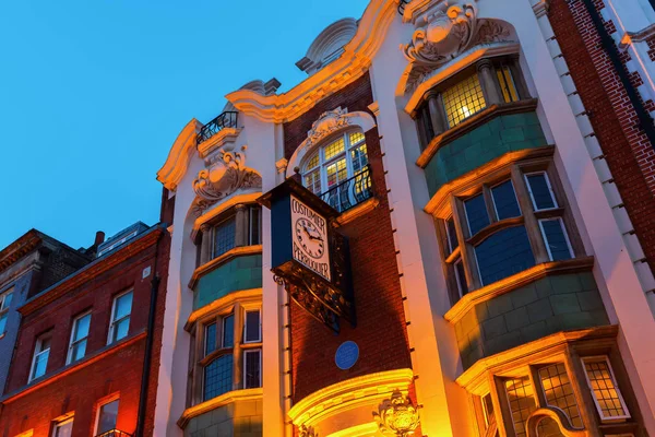 Здание Перрукье Костюмьера с антикварными часами в Чайнатауне, Лондон — стоковое фото