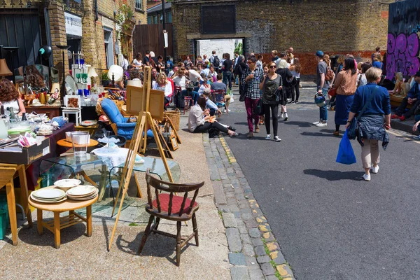 Mercato delle pulci in una strada secondaria del Columbia Road Flower Market a Londra — Foto Stock