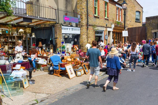 Mercado de pulgas en un camino del Columbia Road Flower Market en Londres — Foto de Stock