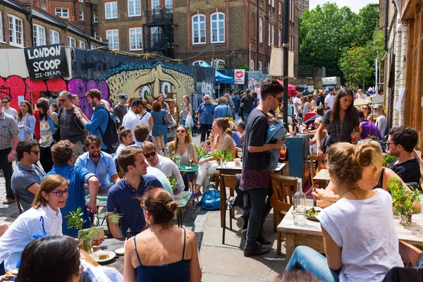 Mercado de pulgas en un camino del Columbia Road Flower Market en Londres —  Fotos de Stock