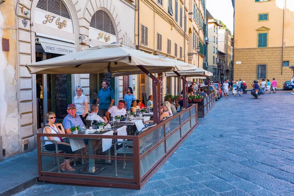 Café de la calle en el casco antiguo de Florencia, Italia —  Fotos de Stock