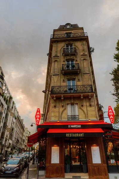 Restaurante em uma pequena cidade edifício de Paris, França — Fotografia de Stock