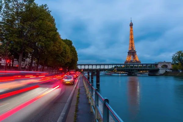 Işık performansı ile Paris'te Eyfel Kulesi geceleri göster — Stok fotoğraf