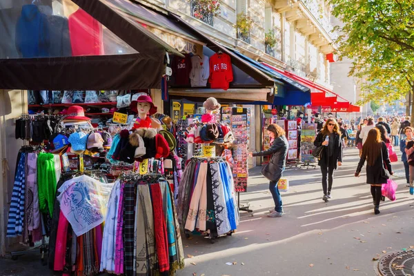 Tiendas de recuerdos cerca de Notre Dame Catheral en Paris, Francia — Foto de Stock