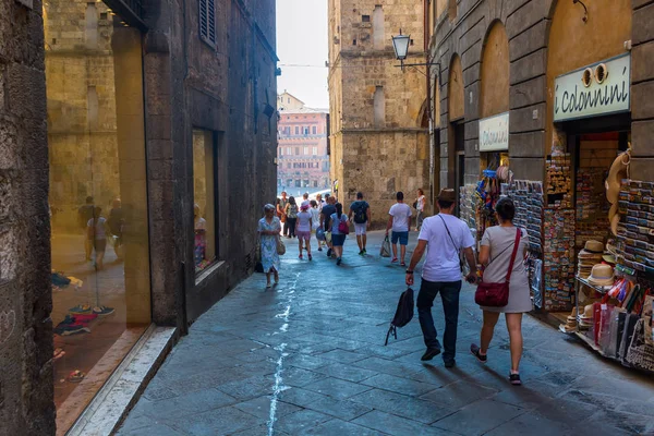 Escena de la calle en Siena, Toscana, Italia — Foto de Stock