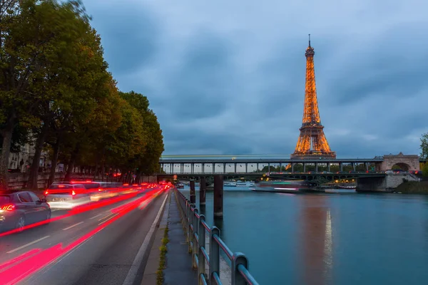 在夜间的埃菲尔铁塔在巴黎和配光性能显示 — 图库照片