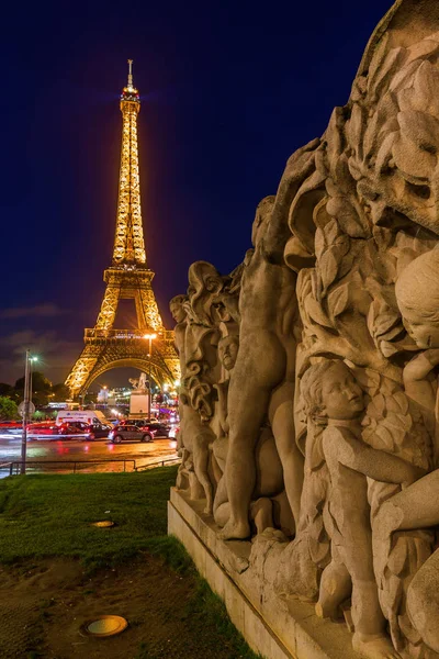 Эйфелева башня со светом в Париже, Франция — стоковое фото