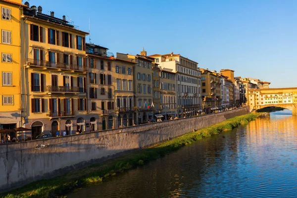 Edifícios históricos ao longo do rio Arno em Florença, Itália — Fotografia de Stock