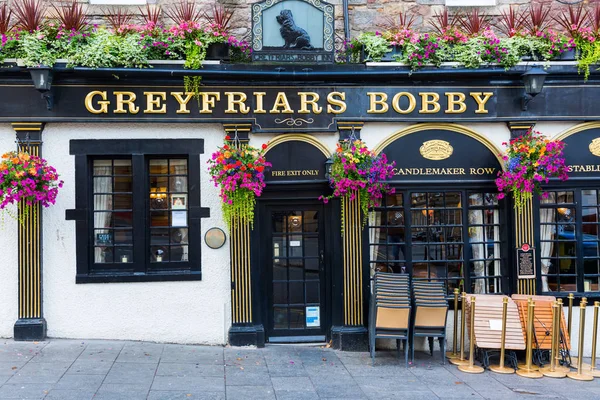 Pub op de Greyfriars Kirkyard in Edinburgh, Schotland — Stockfoto