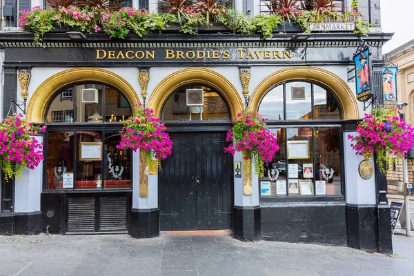 Diaken Brodies taverne aan de Royal Mile in Edinburgh, Schotland — Stockfoto