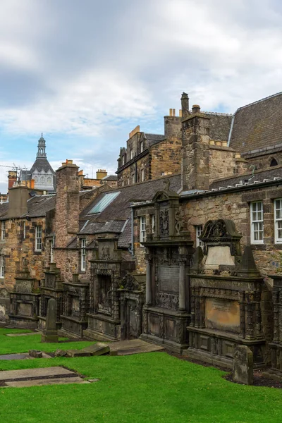 Greyfriars Kirkyard Edinburghissa, Skotlannissa, Yhdistyneessä kuningaskunnassa — kuvapankkivalokuva