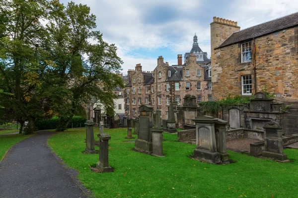 Greyfriars Kirkyard Edinburghissa, Skotlannissa, Yhdistyneessä kuningaskunnassa — kuvapankkivalokuva