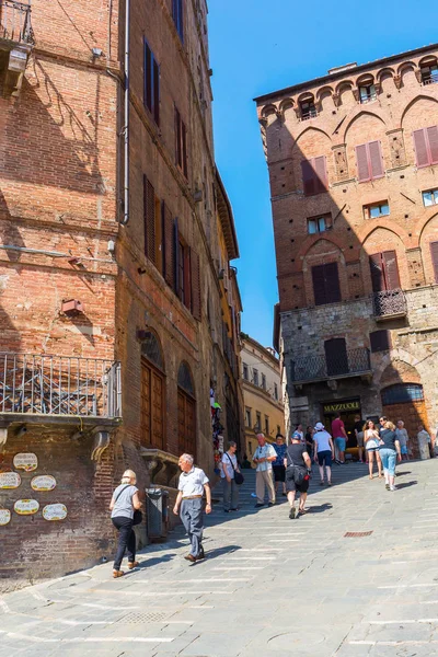 Вход на площадь Пьяцца дель Кампо в Сиене, Тоскана, Италия — стоковое фото