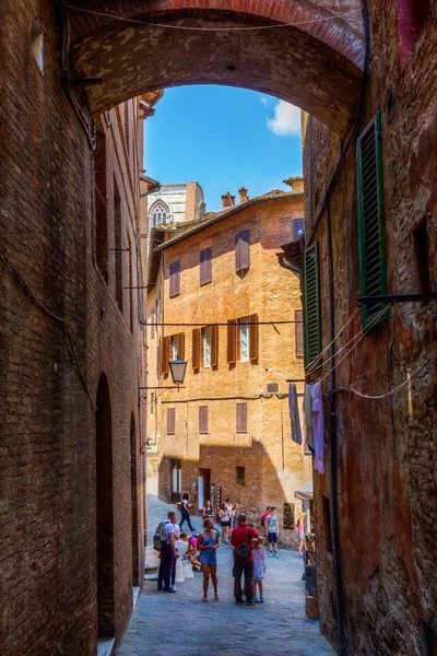 Escena de la calle en Siena, Toscana, Italia — Foto de Stock